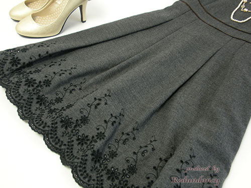 グレーのスカラップ刺繍ワンピース