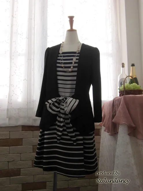 ネイビーとホワイトのウエストリボンボーダーワンピース