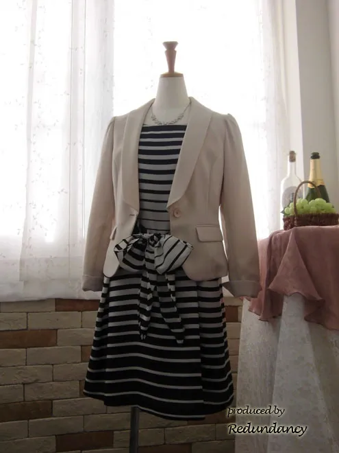 ネイビーとホワイトのウエストリボンボーダーワンピース