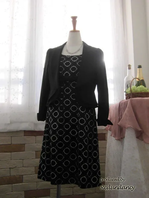 ブラックのハイウエストリボン刺繍ワンピース