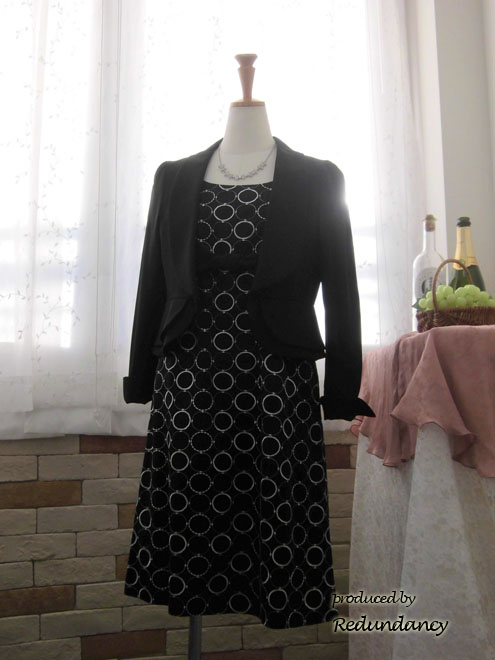 ブラックのハイウエストリボン刺繍ワンピース