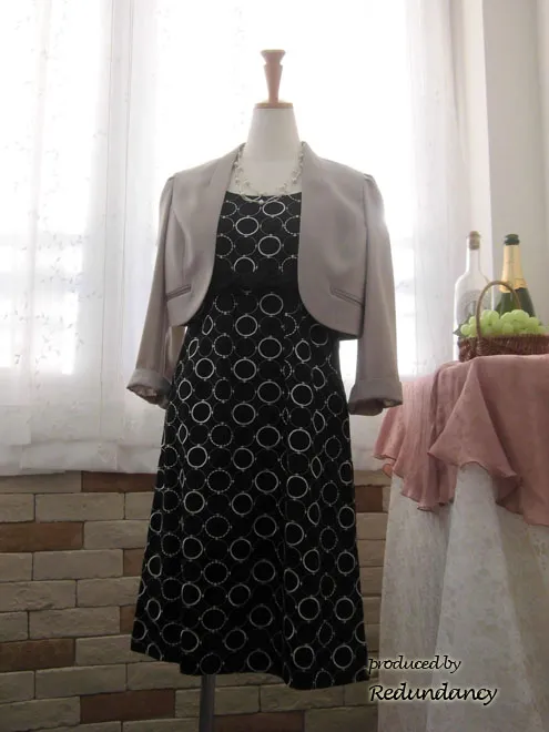 ブラックのハイウエストリボン刺繍ワンピース