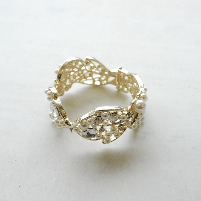 パール×ビジューのリーフバングル