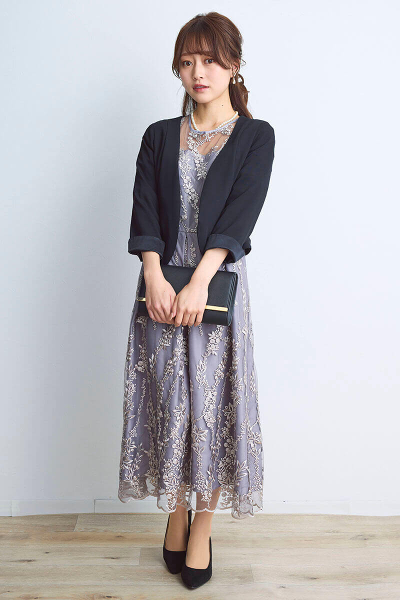 シルバーグレーの花柄刺繍ミディ丈ドレス