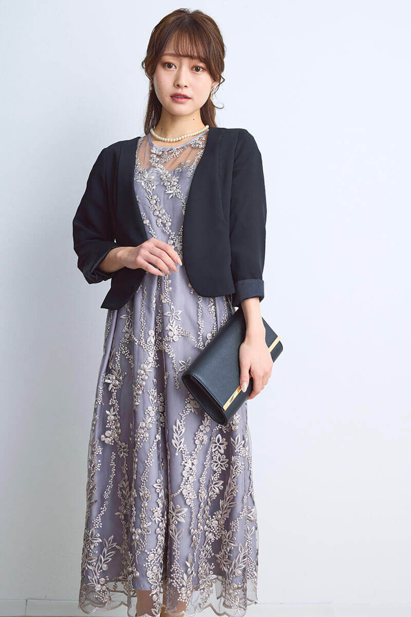 シルバーグレーの花柄刺繍ミディ丈ドレス
