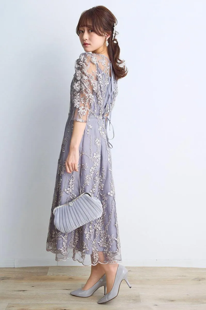 シルバーグレーの花柄刺繍ミディ丈ドレス