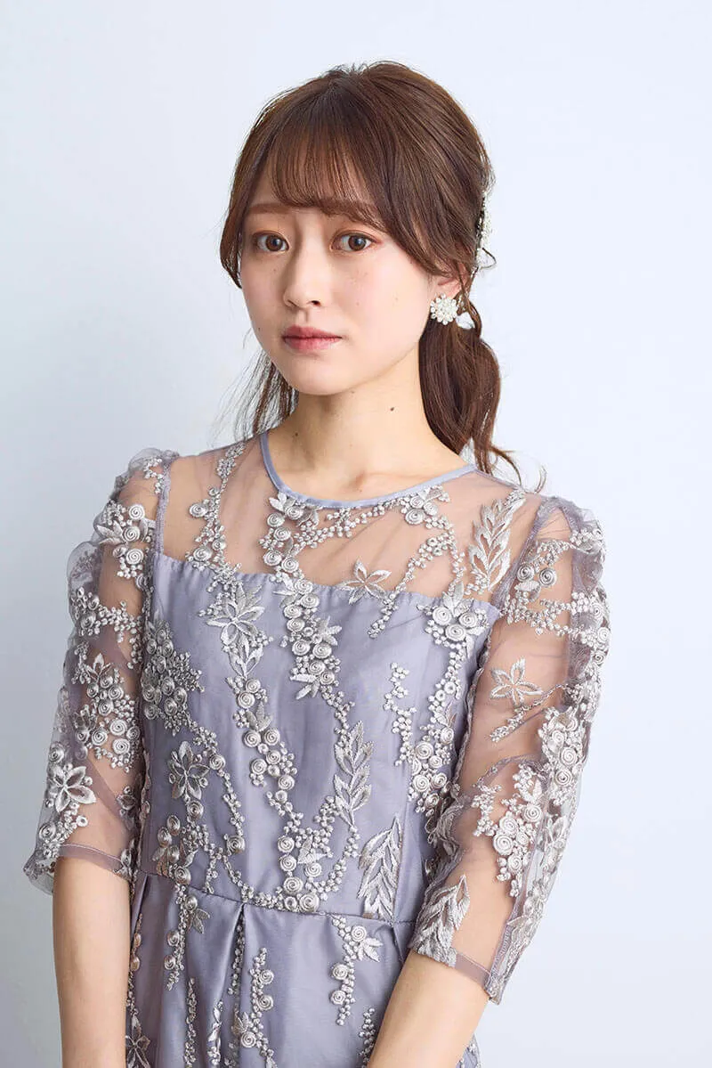 シルバーグレーの花柄刺繍ミディ丈ドレス