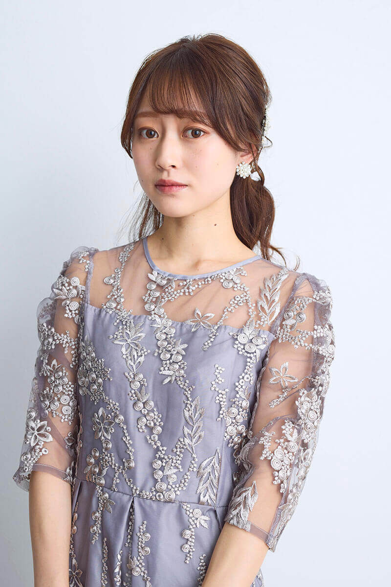 シルバーグレーの花柄刺繍ミディ丈ドレス