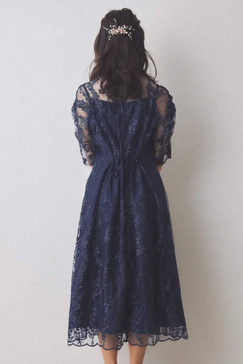 ネイビーの花柄刺繍ミディ丈ドレス