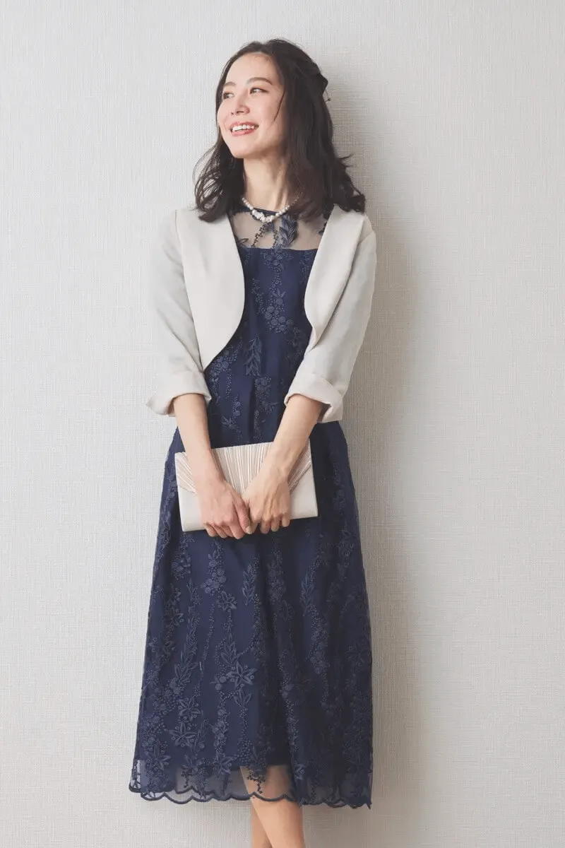 ネイビーの花柄刺繍ミディ丈ドレス