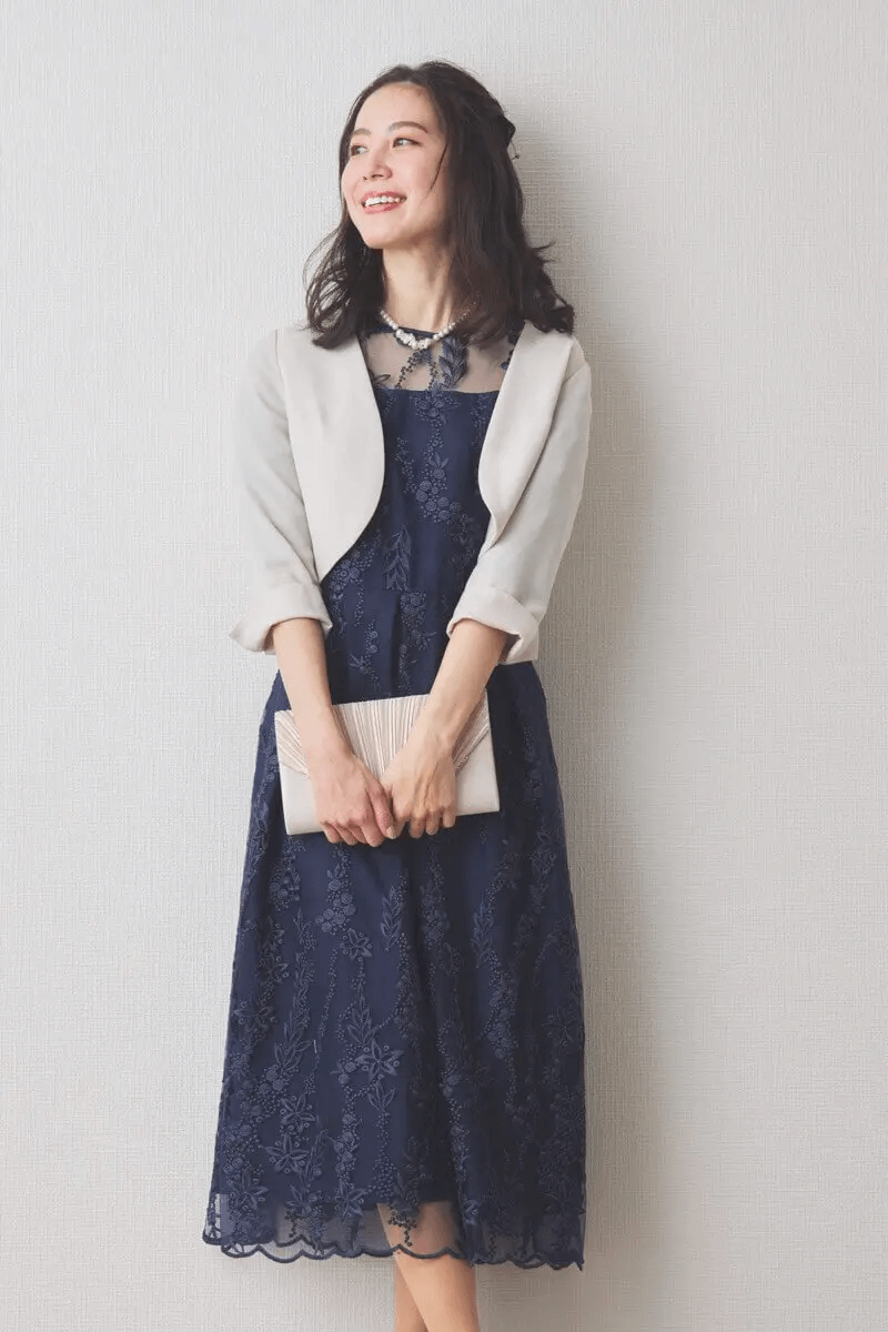 ネイビーの花柄刺繍ミディ丈ドレス