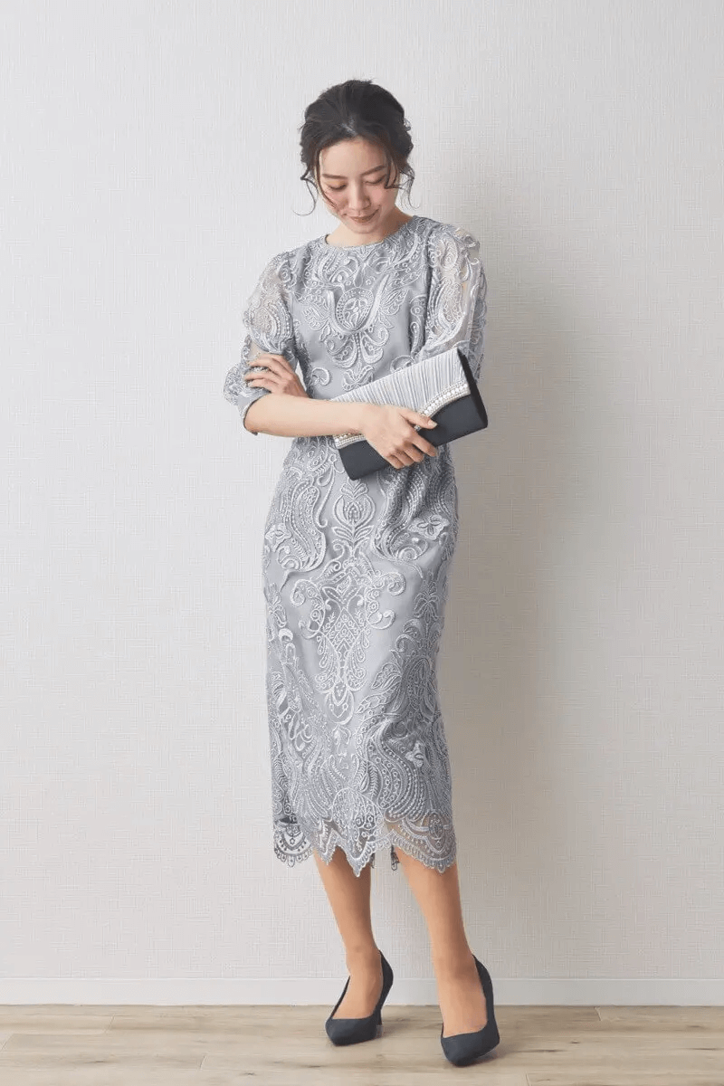 グレーのエンブロイダリーコクーンドレス
