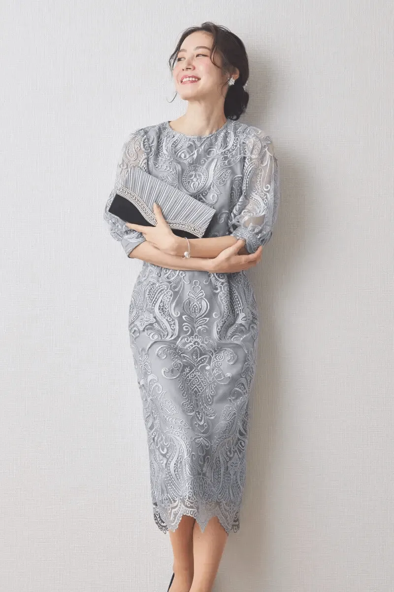 グレーのエンブロイダリーコクーンドレス