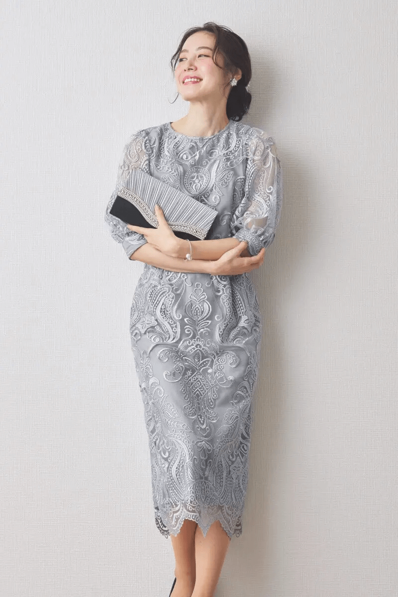 グレーのエンブロイダリーコクーンドレス