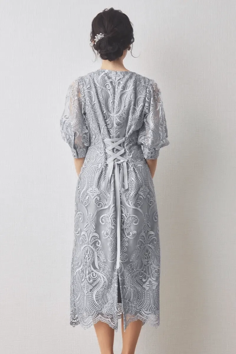 グレーのエンブロイダリーコクーンドレス