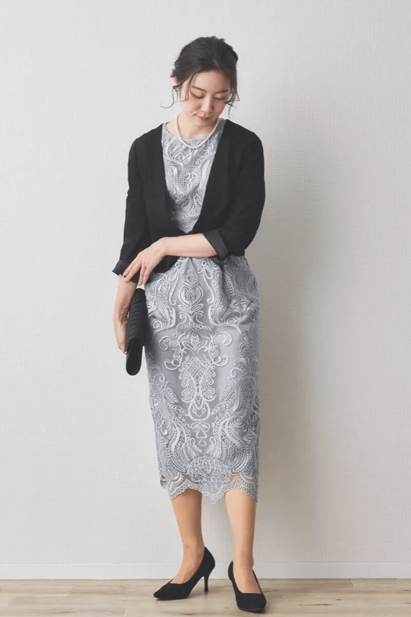 グレーのエンブロイダリーコクーンドレス