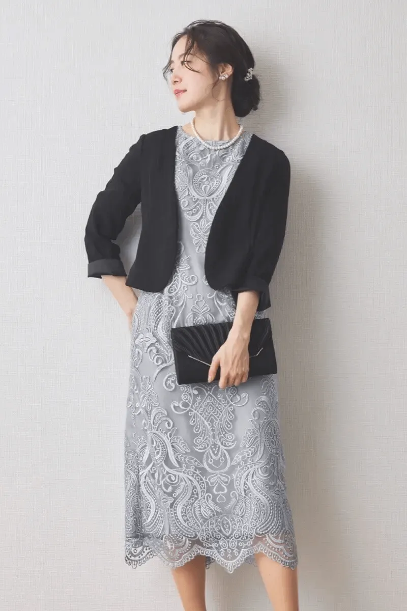 グレーのエンブロイダリーコクーンドレス