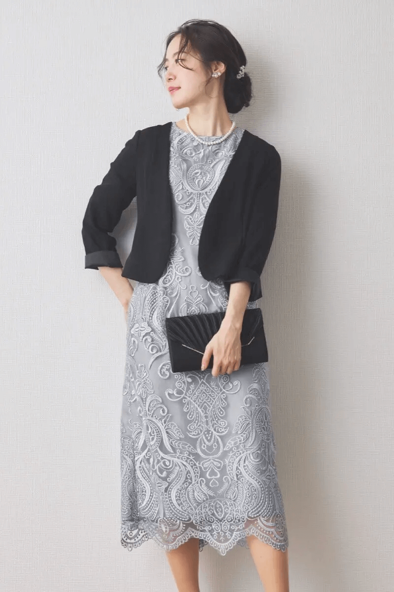 グレーのエンブロイダリーコクーンドレス