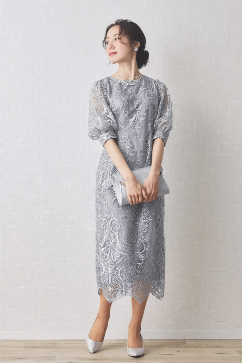 グレーのエンブロイダリーコクーンドレス