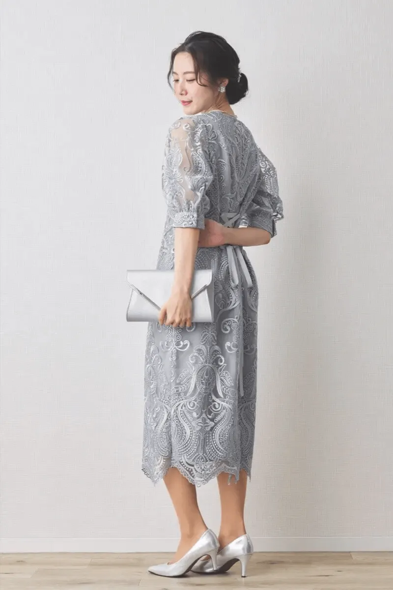 グレーのエンブロイダリーコクーンドレス