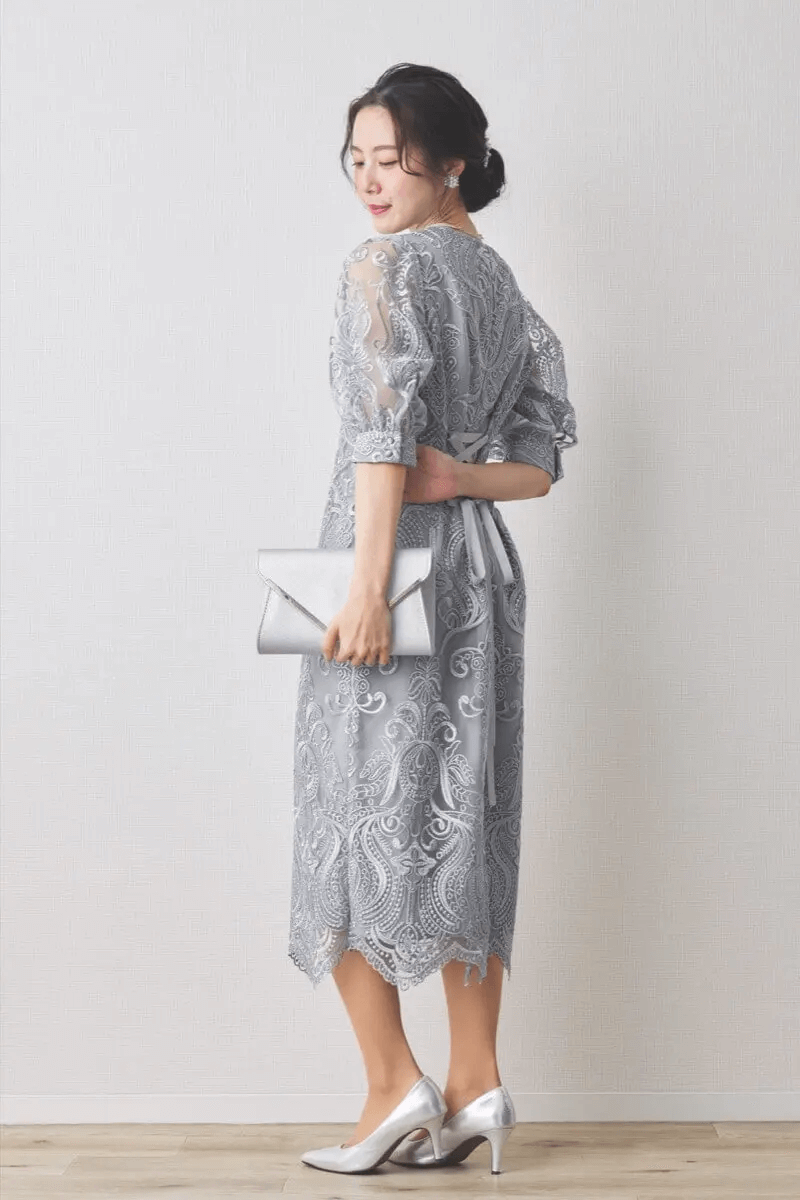 グレーのエンブロイダリーコクーンドレス