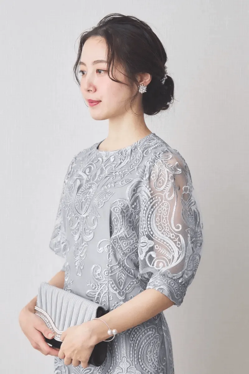 グレーのエンブロイダリーコクーンドレス