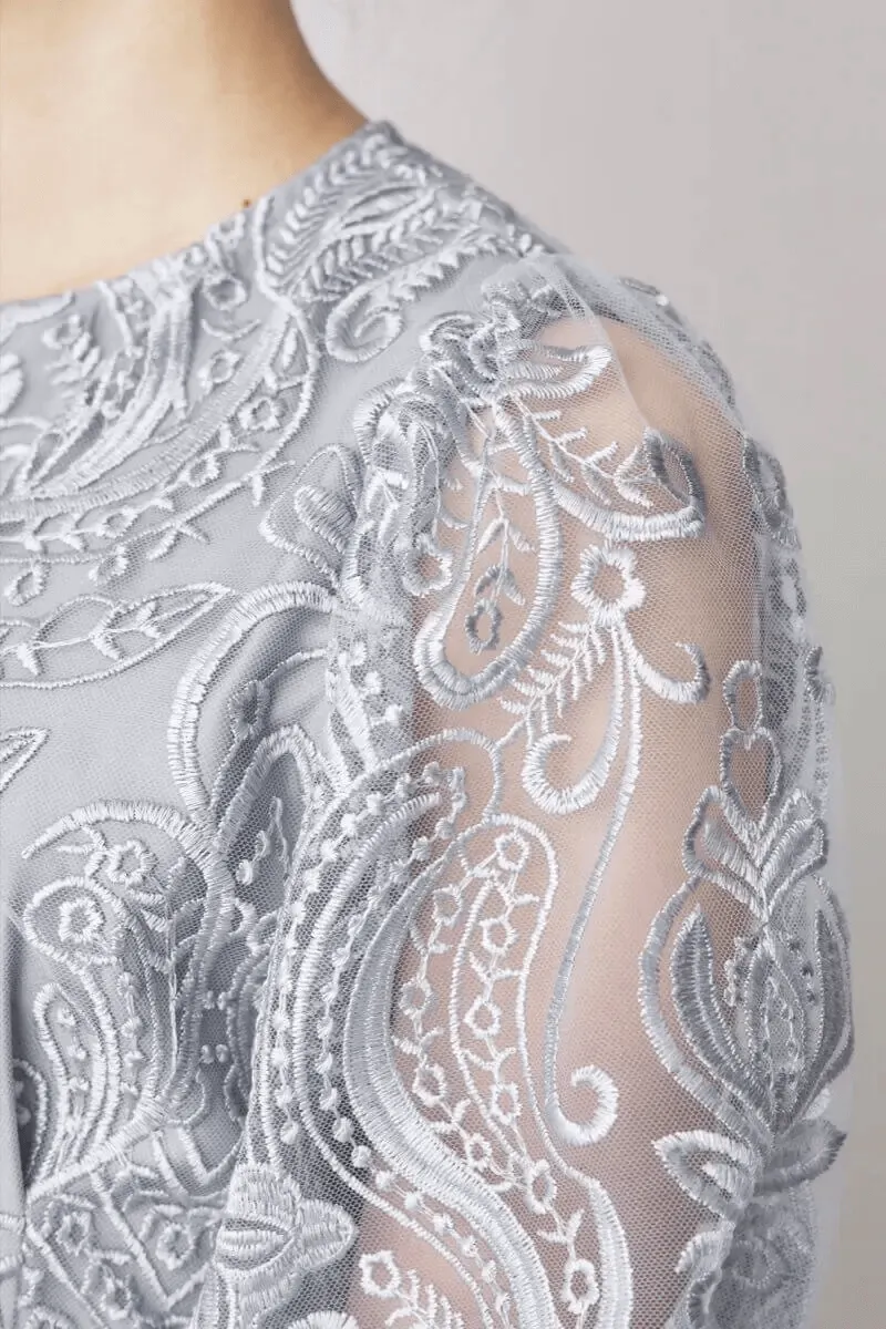 グレーのエンブロイダリーコクーンドレス