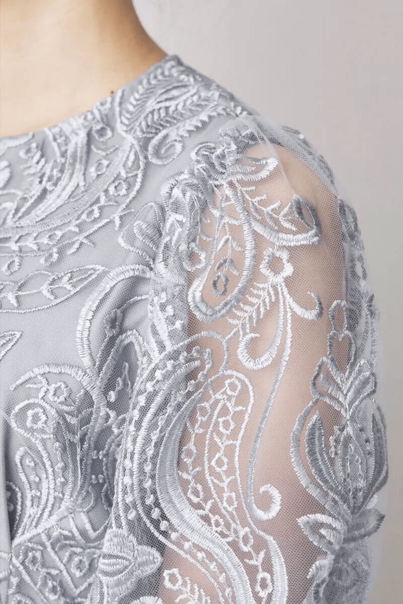 グレーのエンブロイダリーコクーンドレス