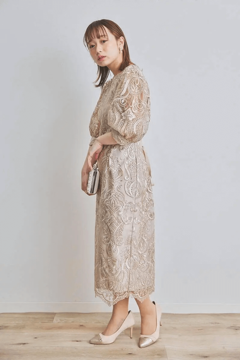 ベージュのエンブロイダリーコクーンドレス