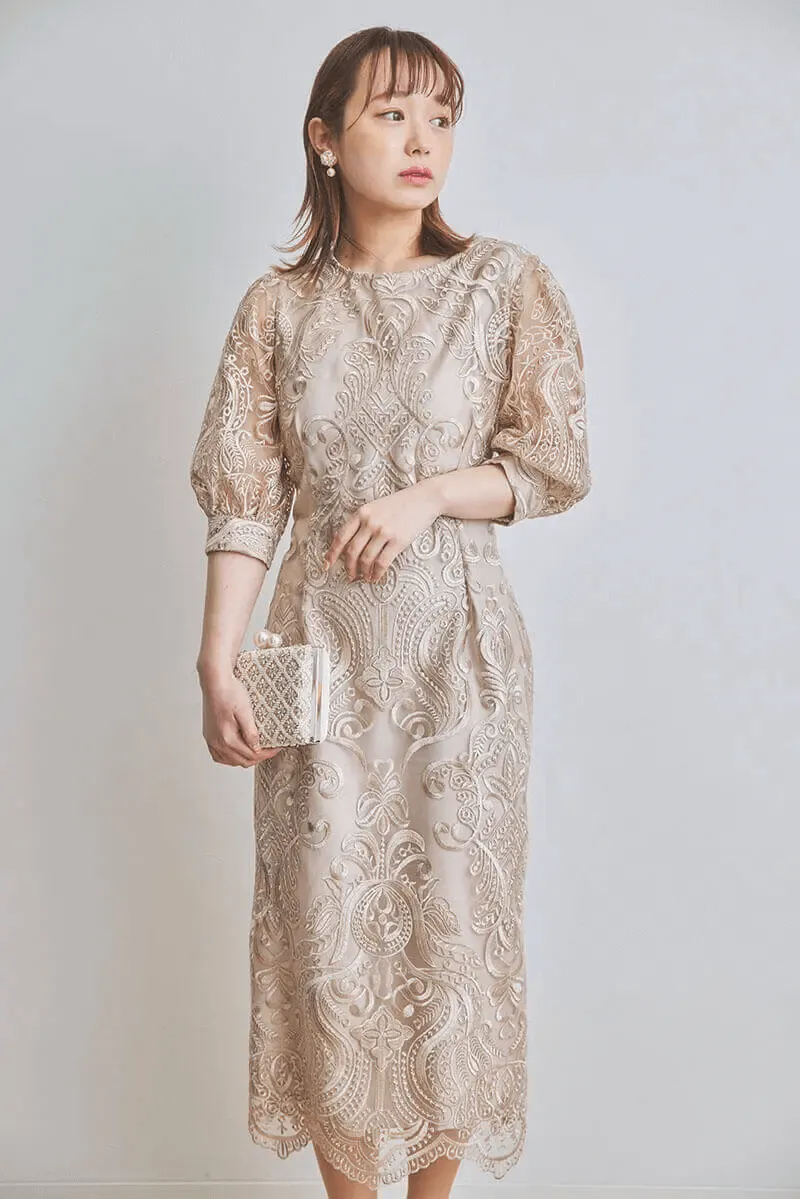 ベージュのエンブロイダリーコクーンドレス