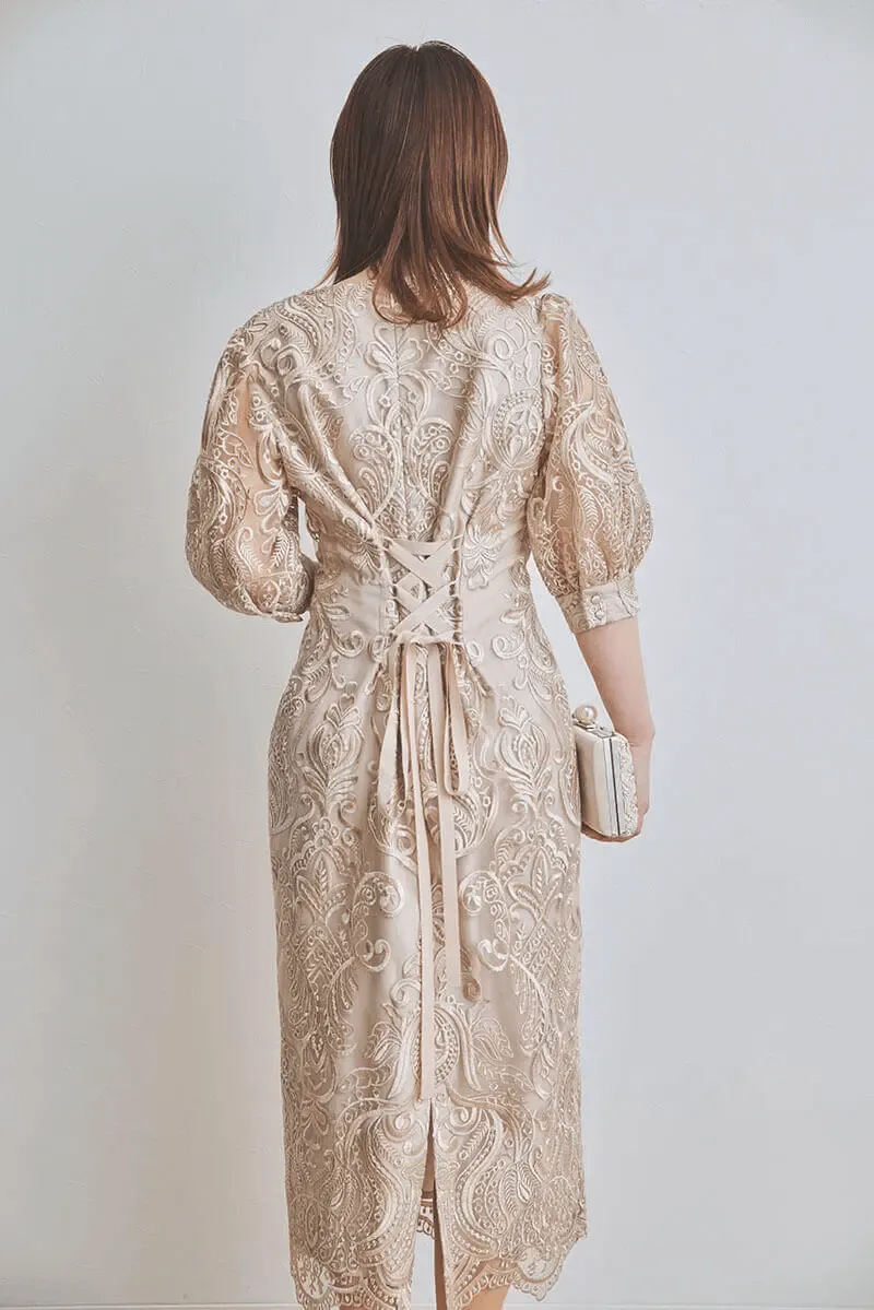 ベージュのエンブロイダリーコクーンドレス