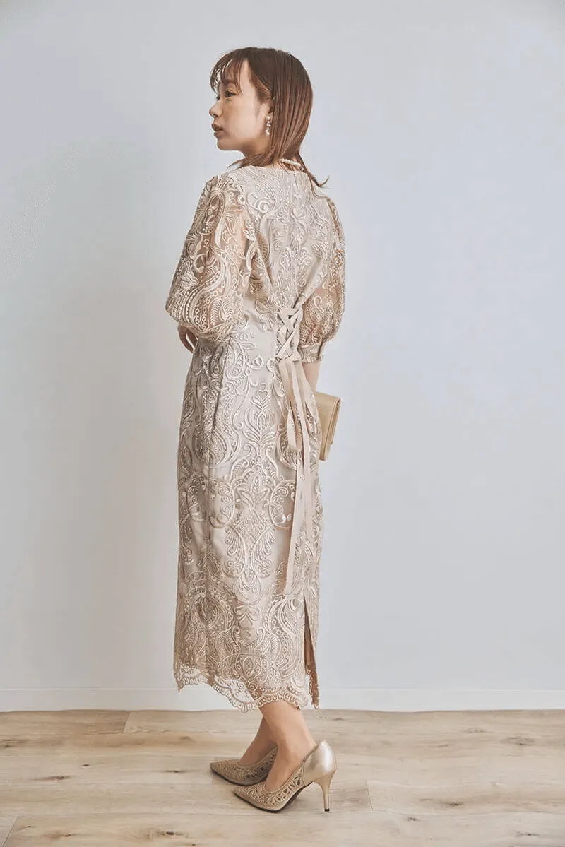 ベージュのエンブロイダリーコクーンドレス