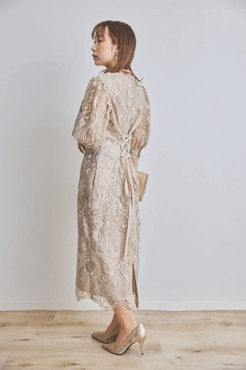 ベージュのエンブロイダリーコクーンドレス