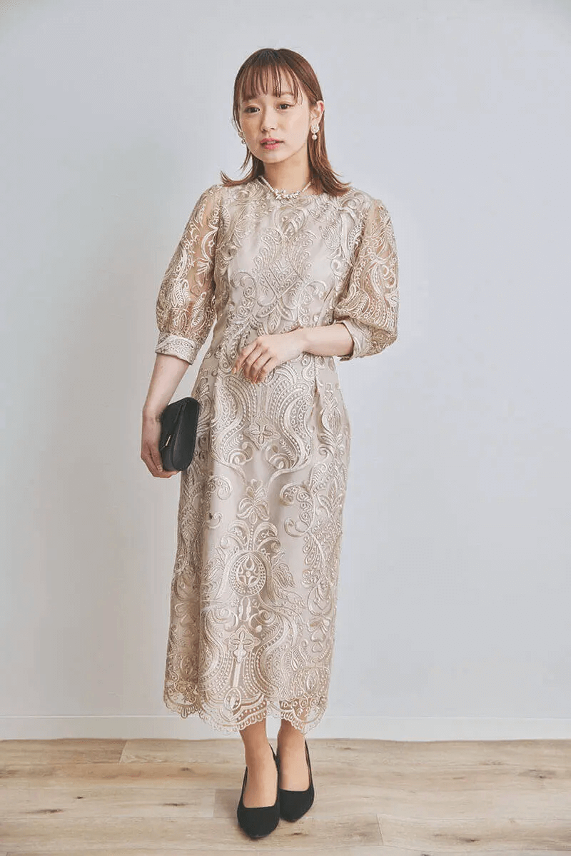 ベージュのエンブロイダリーコクーンドレス