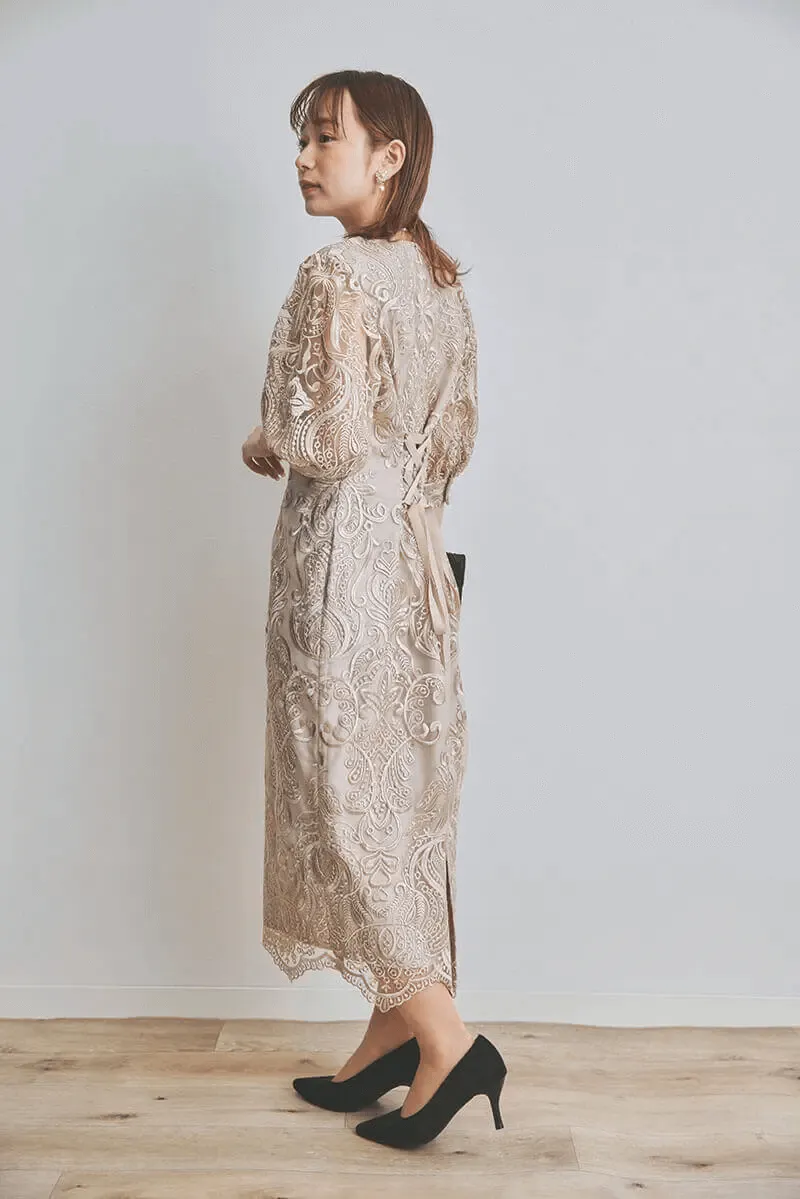 ベージュのエンブロイダリーコクーンドレス