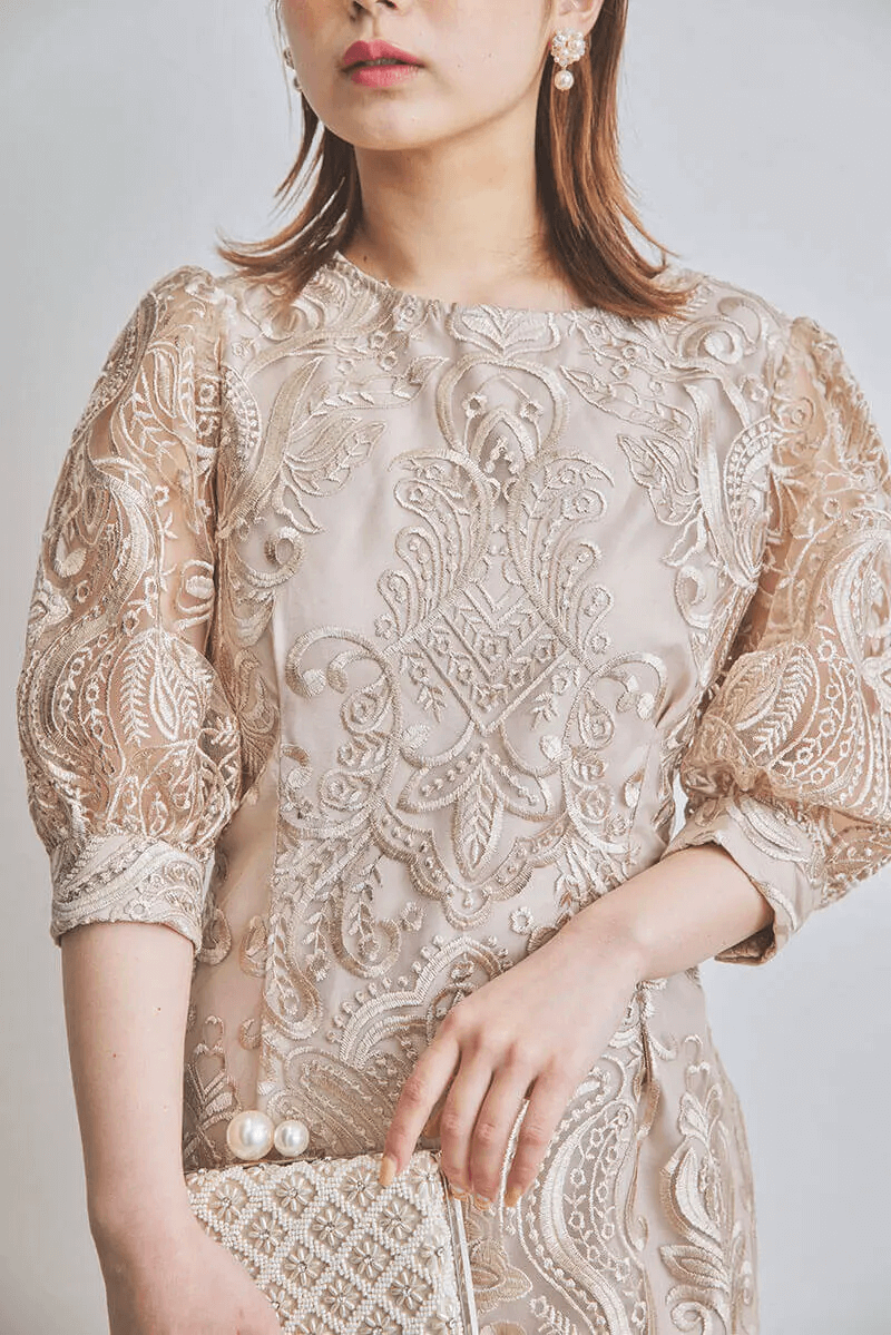 ベージュのエンブロイダリーコクーンドレス