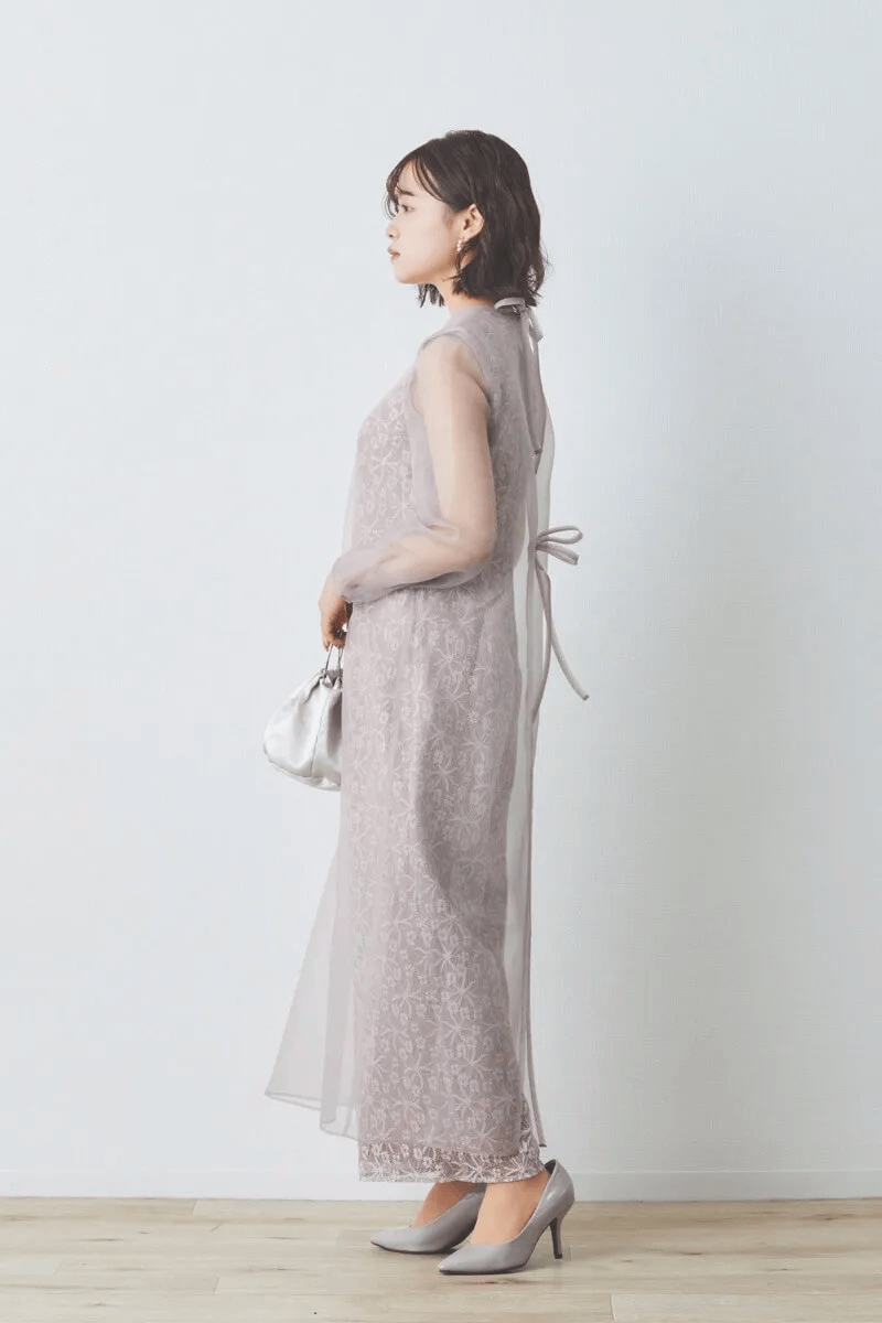 ピンクベージュのシアーレイヤードオールインワンドレス