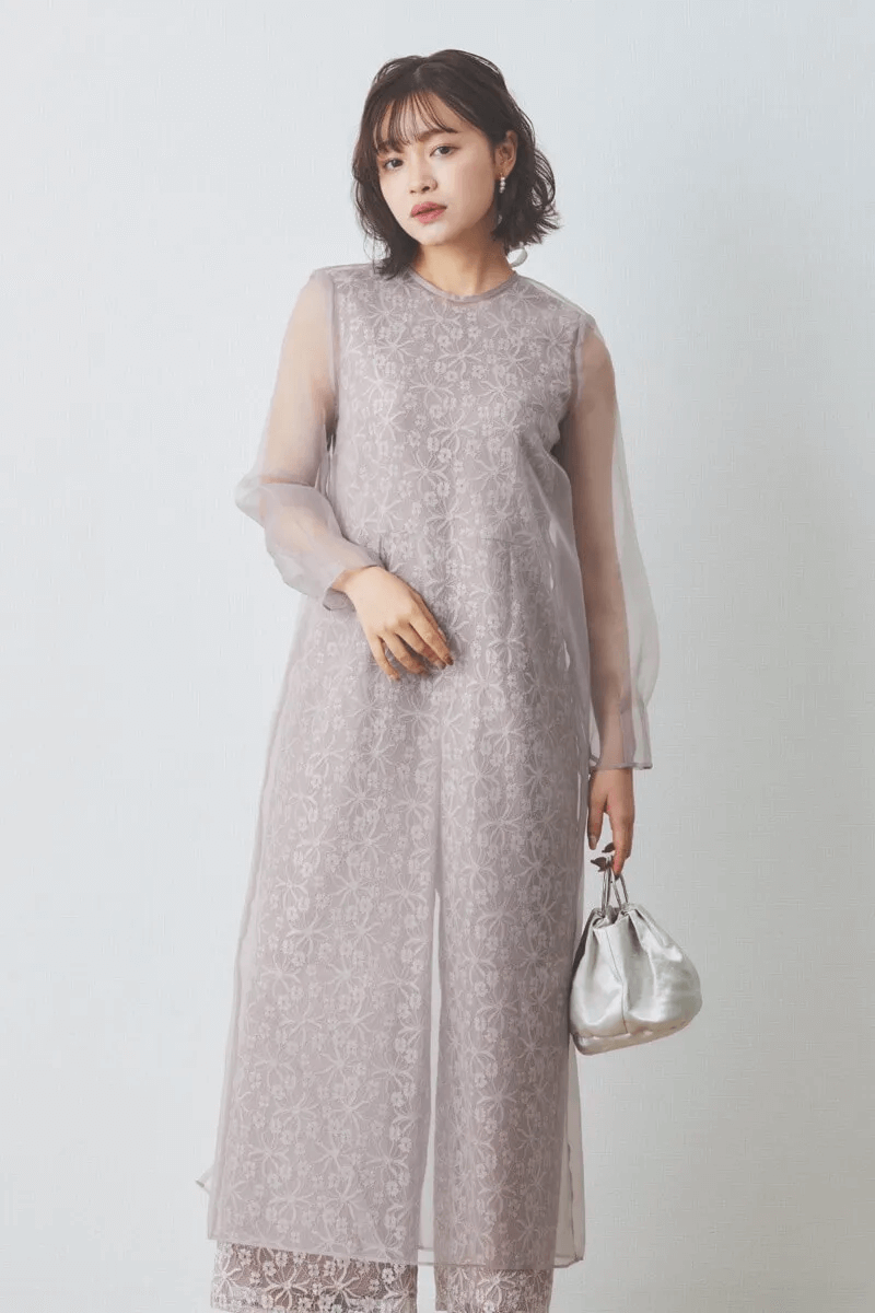 ピンクベージュのシアーレイヤードオールインワンドレス