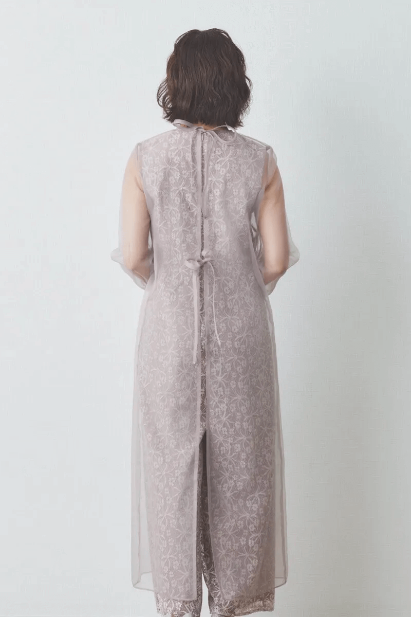 ピンクベージュのシアーレイヤードオールインワンドレス