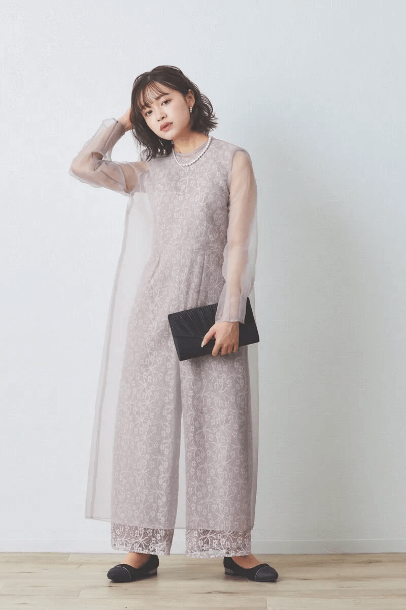 ピンクベージュのシアーレイヤードオールインワンドレス