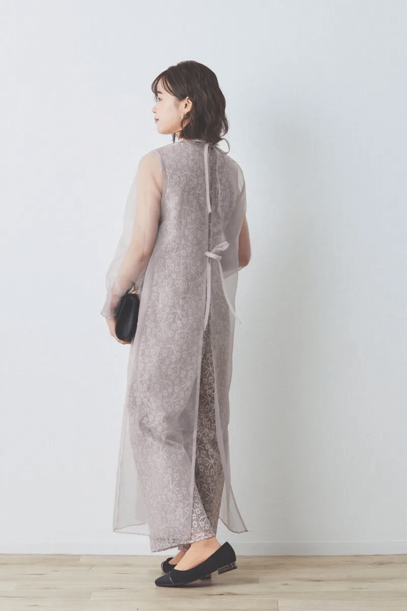 ピンクベージュのシアーレイヤードオールインワンドレス