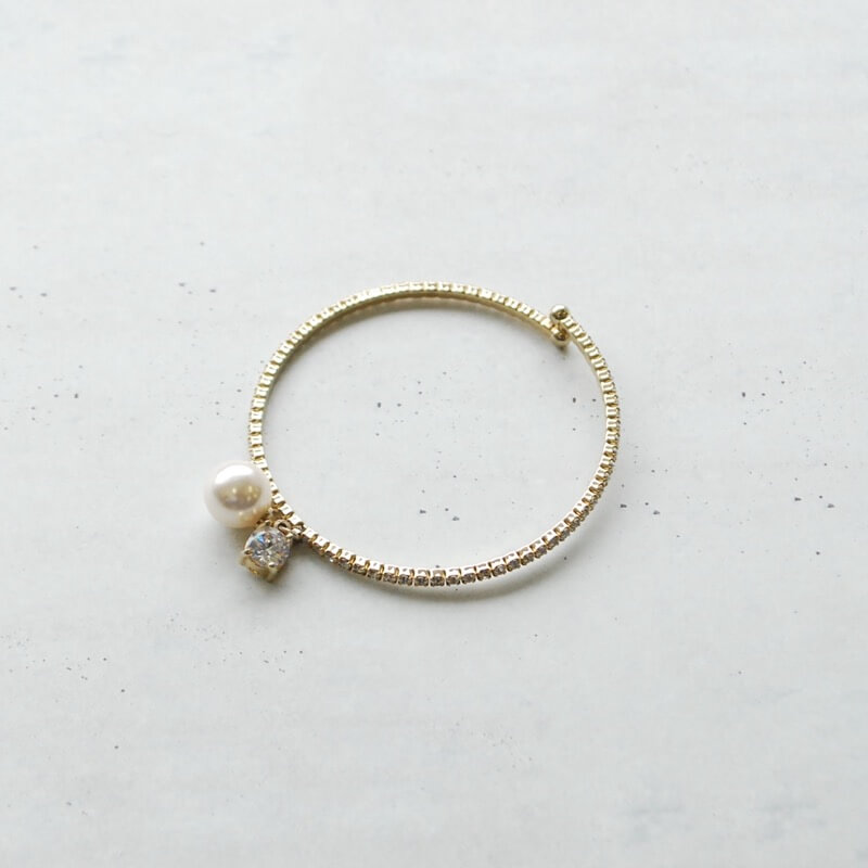 ゴールドのパールとビジュー付バングル