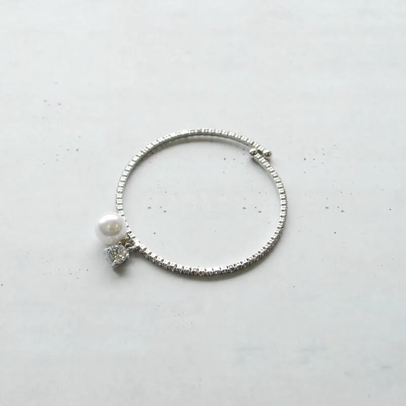 シルバーのパールとビジュー付バングル