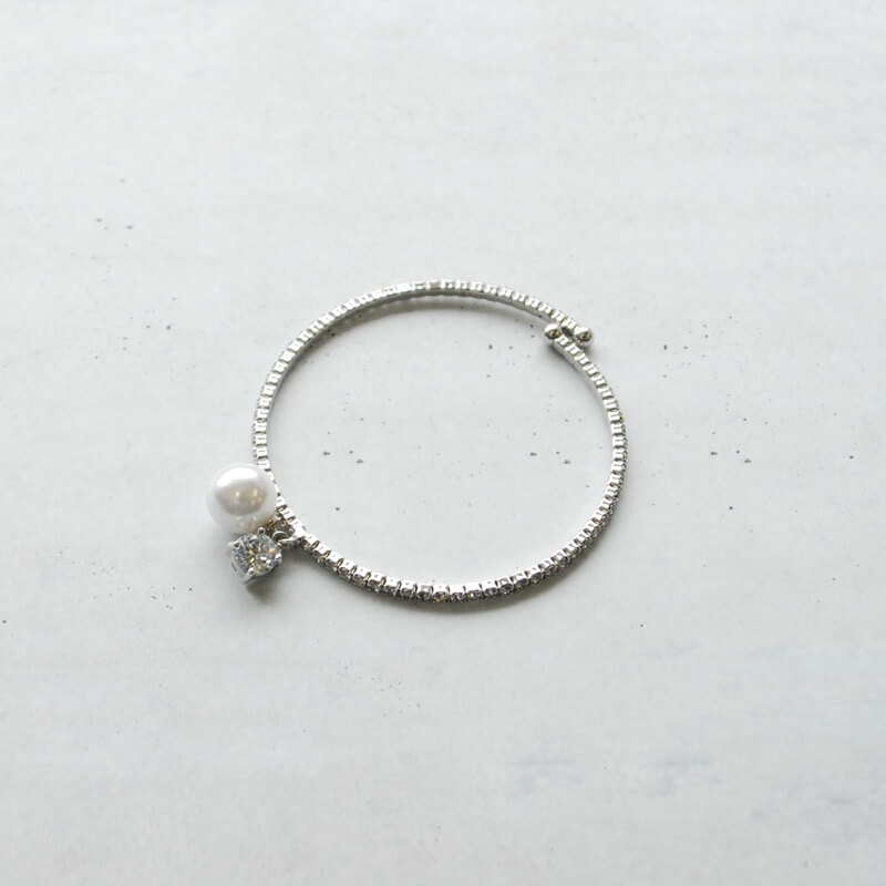 シルバーのパールとビジュー付バングル