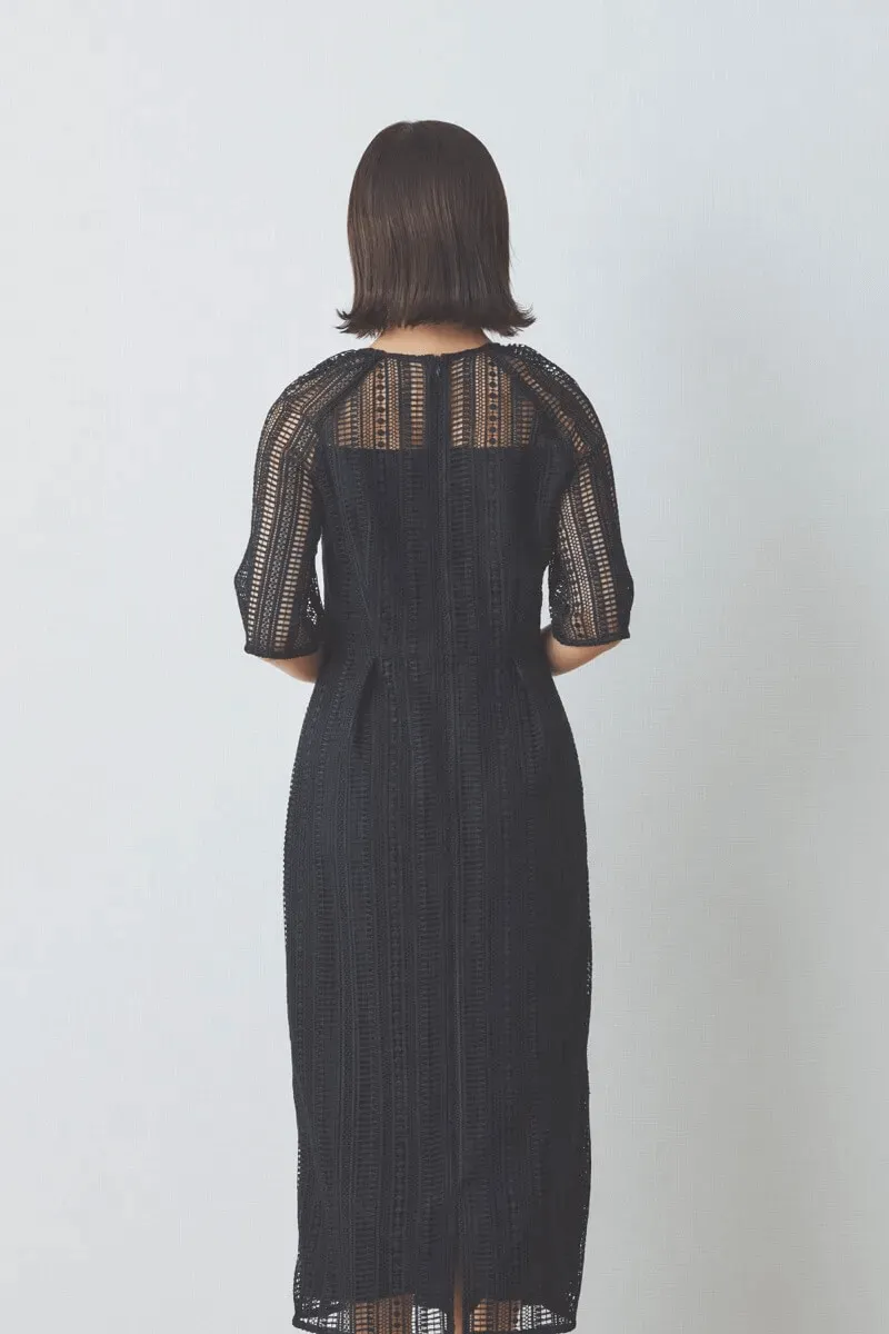 ブラックのデザインパールレースドレス