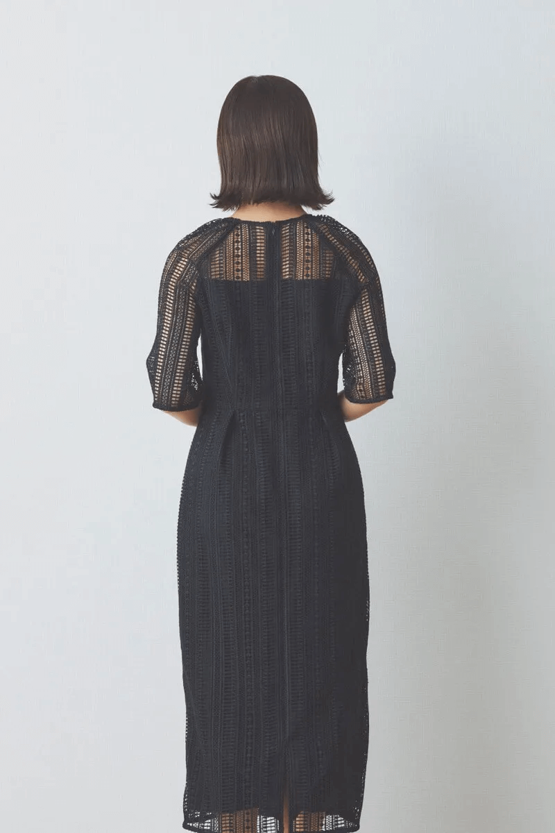 ブラックのデザインパールレースドレス