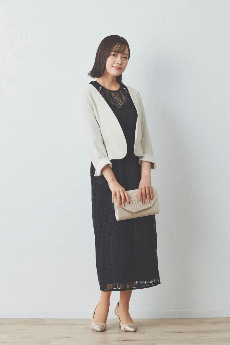 ブラックのデザインパールレースドレス