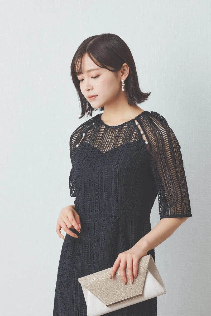 ブラックのデザインパールレースドレス