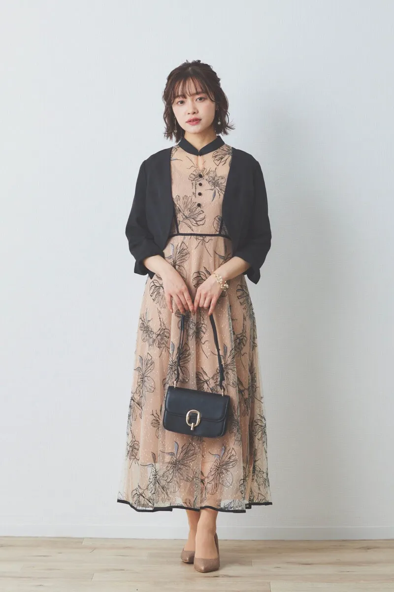 ベージュの配色フラワーレースパイピングドレス