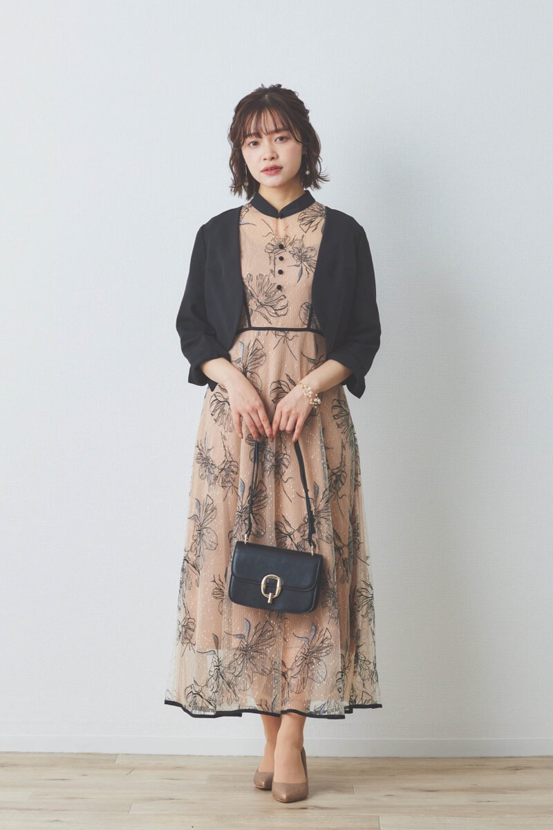 ベージュの配色フラワーレースパイピングドレス